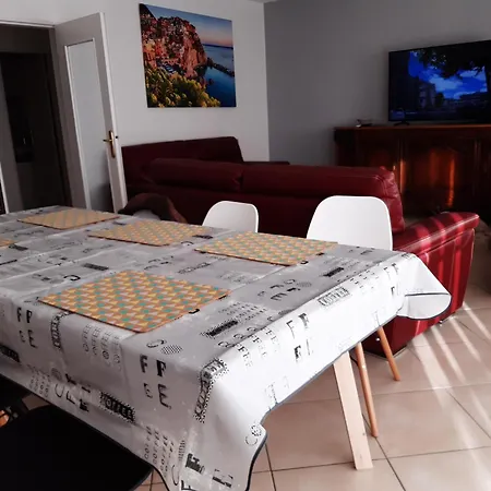 Spacieux Et Lumineux T5 Avec 4 Chambres, Au Centre-ville De Mulhouse, Grand Balcon, Grand écran Plat Appartamento