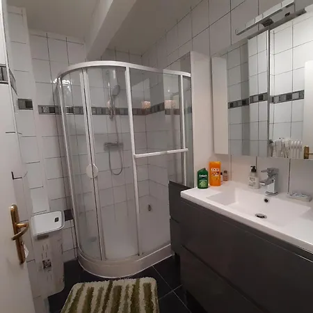 Spacieux Et Lumineux T5 Avec 4 Chambres, Au Centre-ville De Mulhouse, Grand Balcon, Grand Ecran Plat Apartment