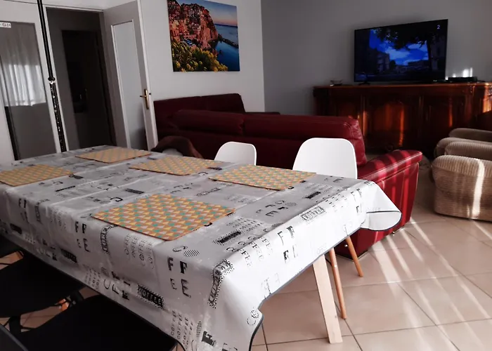 Spacieux Et Lumineux T5 Avec 4 Chambres, Au Centre-ville De Mulhouse, Grand Balcon, Grand écran Plat Appartamento